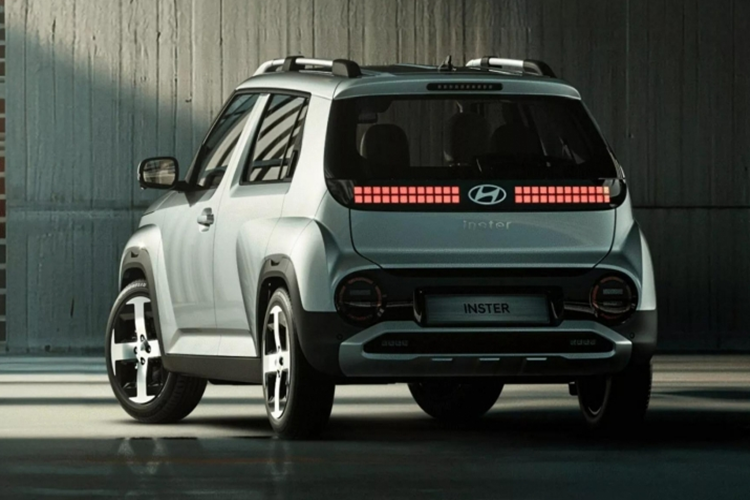 Tương tự Ioniq 5, xe điện Hyundai Inster 2025 cũng sở hữu công nghệ sạc hai chiều V2L cho phép chiếc xe hoạt động như một trạm điện dự phòng, cung cấp năng lượng cho các thiết bị khác trong các trường hợp cần thiết. 