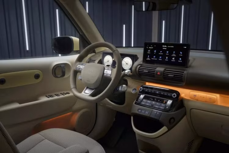 Về nội thất, khoang cabin của Inster được kế thừa từ Casper nhưng cũng được nâng cấp về công nghệ và có thêm lựa chọn màu sắc và chất liệu. Xe sở hữu 2 màn hình có kích thước lên tới 10,25 inch, bộ sạc không dây, hệ thống đèn LED nội thất 64 màu và cửa sổ trời.