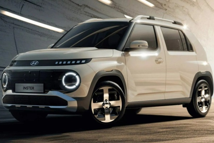 So với Casper, Hyundai Inster chạy điện dài hơn 230 mm, rộng hơn 15 mm và chiều dài cơ sở tăng 180 mm. Kích thước này có phần nhỏ hơn đối chút so với VF5. Hyundai Inster sở hữu thiết kế khá tương đồng với "đàn anh" Casper. Tuy nhiên, Hyundai đã chỉnh sửa một số chi tiết ngoại thất của mẫu ô tô này để phù hợp hơn với đặc trưng của xe điện.