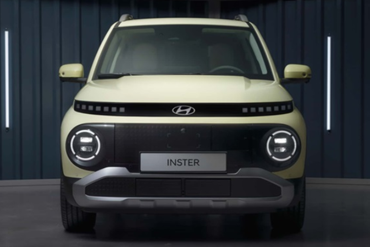 Xe có cụm đèn pha được thiết kế dạng hai tầng với đèn chiếu sáng ban ngày và xi-nhan ở phía trên, trong khi ở phía dưới là đèn pha LED hình tròn. Ở phía sau, mẫu xe Hàn Quốc gây ấn tượng với cụm đèn hậu dạng điểm ảnh, lấy cảm hứng từ Ioniq 5.