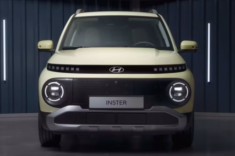 Xe có cụm đèn pha được thiết kế dạng hai tầng với đèn chiếu sáng ban ngày và xi-nhan ở phía trên, trong khi ở phía dưới là đèn pha LED hình tròn. Ở phía sau, mẫu xe Hàn Quốc gây ấn tượng với cụm đèn hậu dạng điểm ảnh, lấy cảm hứng từ Ioniq 5.