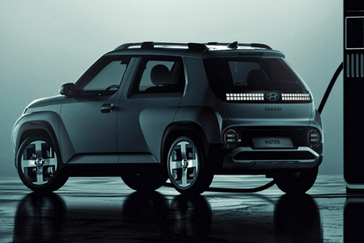 Bên cạnh đó, công nghệ an toàn cũng là điểm thu hút của mẫu xe điện này khi xe có các tính năng tiêu biểu như hỗ trợ lái trên cao tốc, hỗ trợ giữ làn đường và hệ thống kiểm soát hành trình thích ứng dựa trên hệ thống định vị. Hyundai Inster có 2 hai phiên bản là Standard và Long Range.