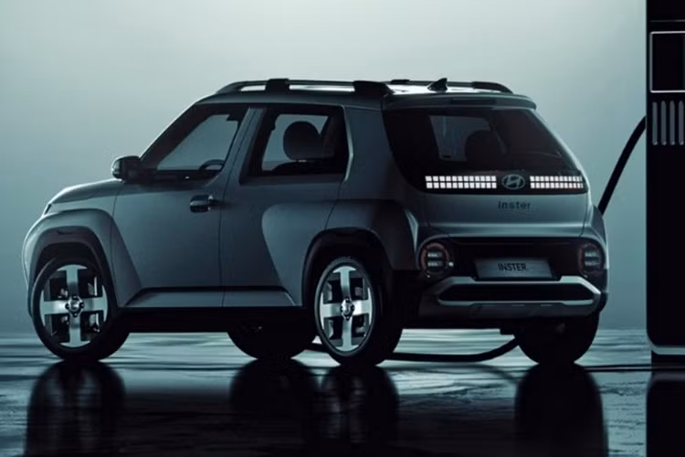 Bên cạnh đó, công nghệ an toàn cũng là điểm thu hút của mẫu xe điện này khi xe có các tính năng tiêu biểu như hỗ trợ lái trên cao tốc, hỗ trợ giữ làn đường và hệ thống kiểm soát hành trình thích ứng dựa trên hệ thống định vị. Hyundai Inster có 2 hai phiên bản là Standard và Long Range.