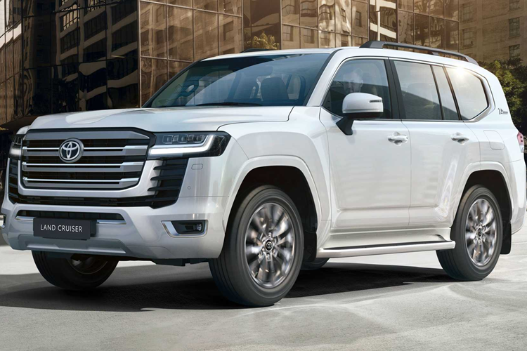 Đã ba năm kể từ khi mẫu xe SUV Toyota Land Cruiser 300 Series thế hệ mới được ra mắt với doanh số bán hàng mạnh mẽ và danh sách đặt hàng kéo dài nhiều năm trước ở một số thị trường.