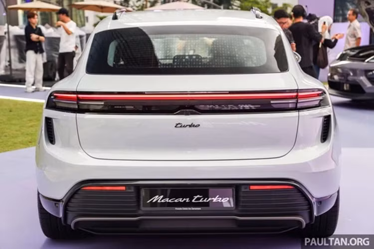 Hiện chưa rõ thời điểm mẫu xe này sẽ chính thức trình làng thị trường Việt Nam. Nếu được ra mắt, Macan EV sẽ là mẫu SUV thuần điện chủ lực mới của thương hiệu, định vị cùng tầm giá với Audi Q6 e-tron hoặc BMW IX3, IX4 hoặc Mercedes-Benz EQE SUV.