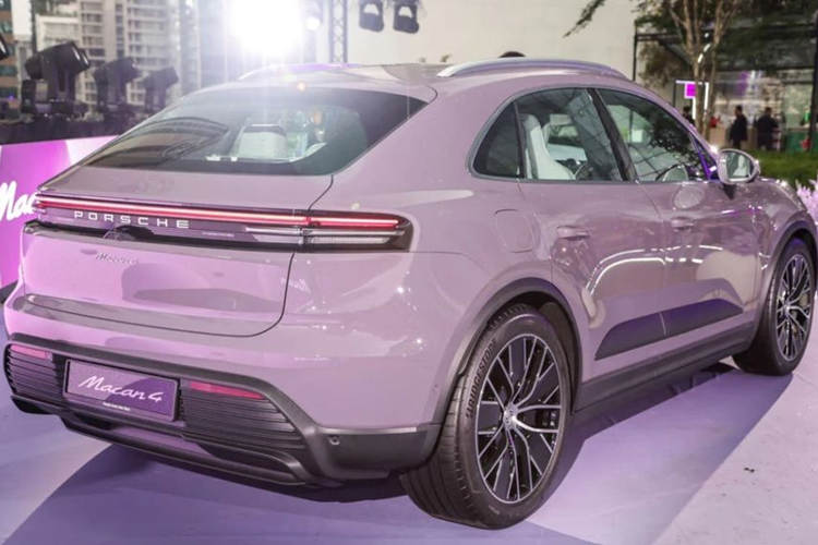 Theo số liệu từ hãng, phạm vi hoạt động của Macan 4 là 591 km và Macan Turbo là 613 km. Với giá bán từ 2,45 tỷ VNĐ, Porsche Macan EV phiên bản chạy điện không đắt hơn quá nhiều so với Macan chạy bằng xăng, nhưng hiệu suất và khả năng tăng tốc lại vượt trội.