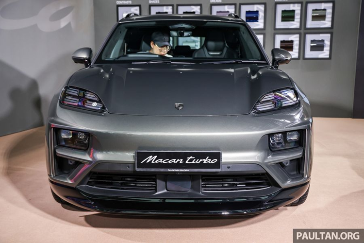 SUV điện Porsche Macan EV được phát triển dựa trên nền tảng Premium Platform Electric (PPE), tương tự mẫu xe Audi Q6 e-Tron. Số đo dài, rộng, cao tương ứng của xe là 4.786 x 1.938 x 1.622 (mm). So với bản động cơ xăng, kích thước của Macan EV nhỉnh hơn về chiều dài và chiều rộng, nhưng kém hơn một chút về chiều cao.