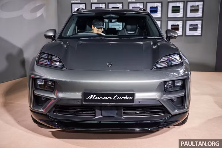 SUV điện Porsche Macan EV được phát triển dựa trên nền tảng Premium Platform Electric (PPE), tương tự mẫu xe Audi Q6 e-Tron. Số đo dài, rộng, cao tương ứng của xe là 4.786 x 1.938 x 1.622 (mm). So với bản động cơ xăng, kích thước của Macan EV nhỉnh hơn về chiều dài và chiều rộng, nhưng kém hơn một chút về chiều cao.