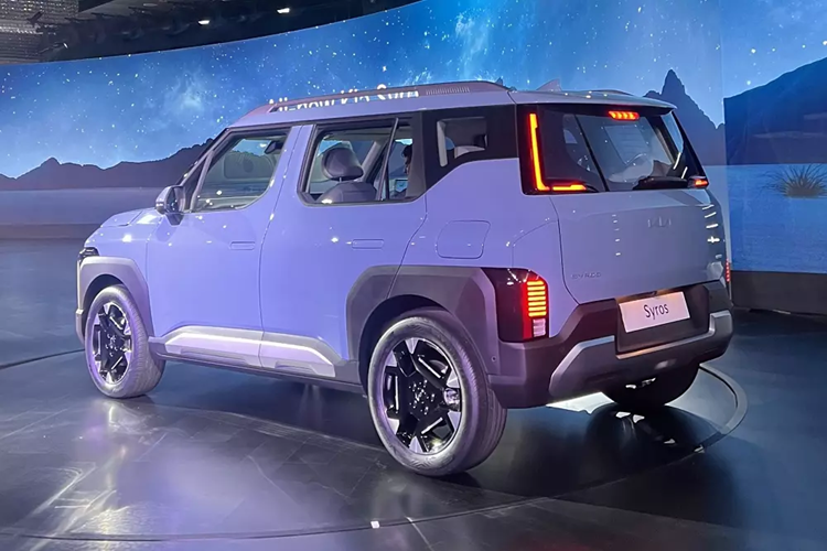 Ở các bản số tự động cao cấp, Kia Syros có thêm lẫy chuyển số sau vô lăng. Trong tương lai, xe sẽ được bổ sung phiên bản chạy hoàn toàn bằng điện. Tại thị trường Ấn Độ, Kia Syros được bán ra với 4 phiên bản. Tuy nhiên, giá bán Kia Syros 2025 vẫn chưa được tiết lộ.