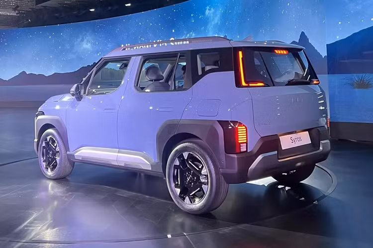 Ở các bản số tự động cao cấp, Kia Syros có thêm lẫy chuyển số sau vô lăng. Trong tương lai, xe sẽ được bổ sung phiên bản chạy hoàn toàn bằng điện. Tại thị trường Ấn Độ, Kia Syros được bán ra với 4 phiên bản. Tuy nhiên, giá bán Kia Syros 2025 vẫn chưa được tiết lộ.