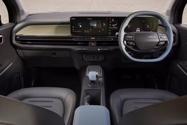 Phía đuôi xe có cụm đèn hậu hình chữ "L" ngược và được thiết kế ôm lấy kính chắn gió. Bên dưới là cản sau được ốp bằng nhựa màu đen. Hai bên đuôi xe còn có cụm đèn đặt dọc, khá giống với khu vực đầu xe.