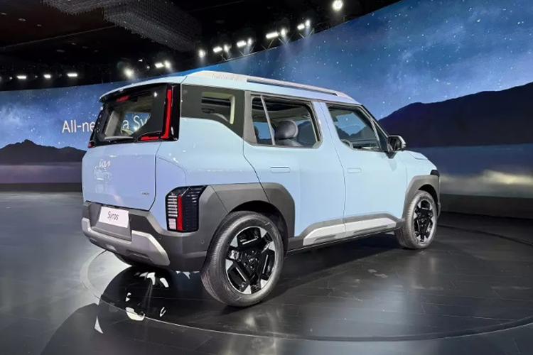 Xe có cụm đèn pha đặt dọc và dải đèn LED định vị ban ngày lấy cảm hứng thiết kế từ hình tượng các chòm sao. Kia Syros được trang bị tay nắm cửa dạng ẩn thời thượng, baga nóc và bộ mâm hợp kim phối 2 màu đen bóng - bạc.