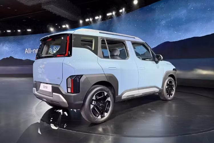 Xe có cụm đèn pha đặt dọc và dải đèn LED định vị ban ngày lấy cảm hứng thiết kế từ hình tượng các chòm sao. Kia Syros được trang bị tay nắm cửa dạng ẩn thời thượng, baga nóc và bộ mâm hợp kim phối 2 màu đen bóng - bạc.