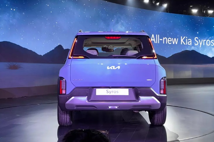 Về trang bị an toàn, xe sở hữu các tính năng hỗ trợ lái như: 6 túi khí, cảm biến hỗ trợ đỗ xe trước/sau, camera 360 độ và những tính năng trợ lái nâng cao ADAS cấp độ 2. Cung cấp sức mạnh cho Kia Syros là 2 tùy chọn động cơ. Thứ nhất là động cơ xăng tăng áp, dung tích 1.0L, tạo ra công suất tối đa 120 mã lực và mô-men xoắn cực đại 172 Nm