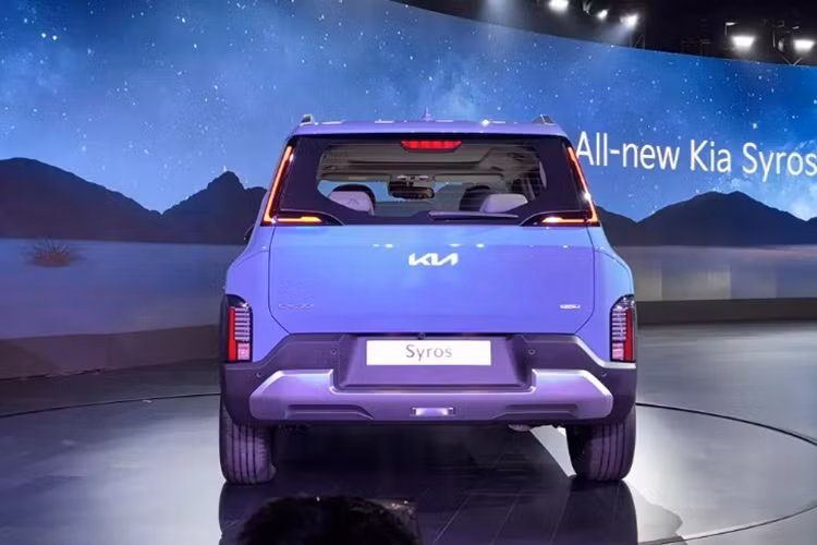 Về trang bị an toàn, xe sở hữu các tính năng hỗ trợ lái như: 6 túi khí, cảm biến hỗ trợ đỗ xe trước/sau, camera 360 độ và những tính năng trợ lái nâng cao ADAS cấp độ 2. Cung cấp sức mạnh cho Kia Syros là 2 tùy chọn động cơ. Thứ nhất là động cơ xăng tăng áp, dung tích 1.0L, tạo ra công suất tối đa 120 mã lực và mô-men xoắn cực đại 172 Nm