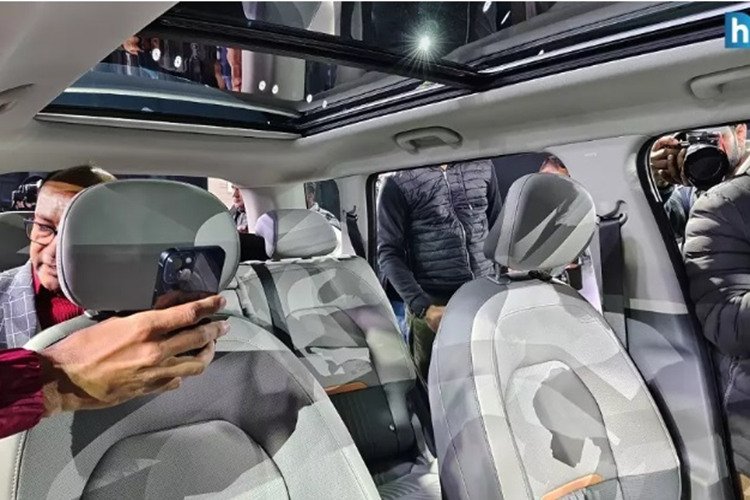 Về nội thất, bên trong khoang cabin của Kia Syros nổi bật với màn hình lớn có kích thước 30 inch. Màn hình này là sự kết hợp của bảng đồng hồ kỹ thuật số, màn hình cảm ứng trung tâm cùng có kích thước 12,3 inch có kết nối Android Auto/Apple CarPlay không dây, cập nhật phần mềm qua Wifi và màn hình 5 inch để chỉnh điều hòa.