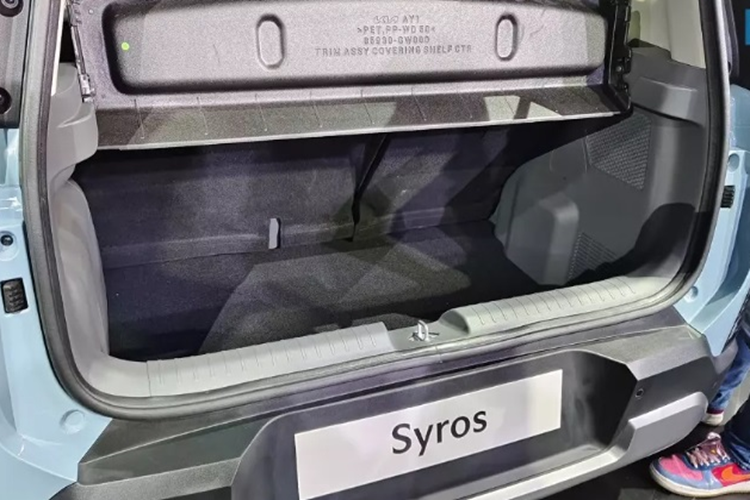 Ngoài ra, xe còn có các trang bị như: Vô lăng 2 chấu mới khá tương đồng với Kia EV3, đèn viền nội thất, tính năng làm mát cho cả hai hàng ghế, ghế lái chỉnh điện, hệ thống âm thanh Harman Kardon 8 loa, cửa sổ trời toàn cảnh Panorama, phanh tay điện tử, tự động giữ phanh tạm thời và sạc điện thoại không dây.