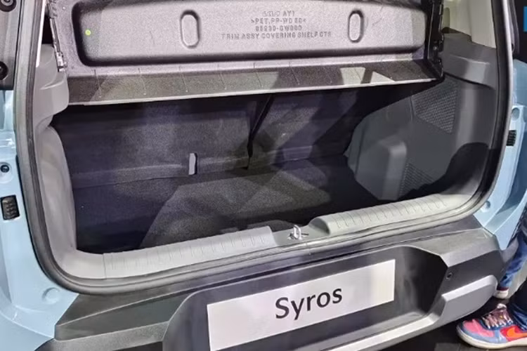 Ngoài ra, xe còn có các trang bị như: Vô lăng 2 chấu mới khá tương đồng với Kia EV3, đèn viền nội thất, tính năng làm mát cho cả hai hàng ghế, ghế lái chỉnh điện, hệ thống âm thanh Harman Kardon 8 loa, cửa sổ trời toàn cảnh Panorama, phanh tay điện tử, tự động giữ phanh tạm thời và sạc điện thoại không dây.