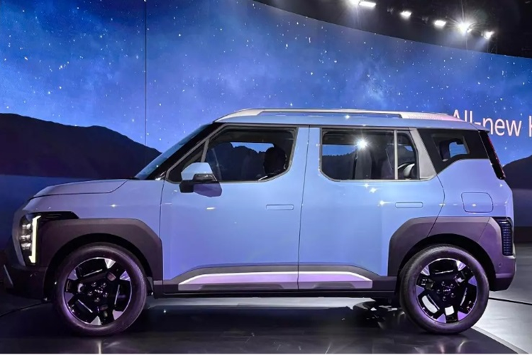 Kia Syros sở hữu ngoại hình nhỏ nhắn, đúng chuẩn một mẫu xe dành cho đô thị. Thiết kế của Syros gợi nhiều liên tưởng đến các mẫu ô tô điện của Kia như EV9 và EV3. Phần đầu xe gây ấn tượng với cụm lưới tản nhiệt hẹp, đi cùng hốc gió trung tâm được thiết kế hình chữ nhật khỏe khoắn.