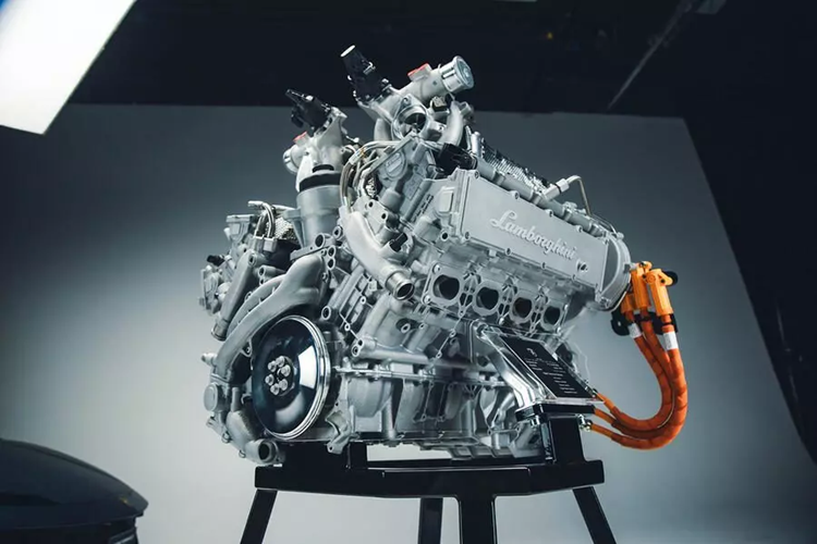 “Chúng tôi vận hành động cơ đốt trong của mình ở mức 200PS (197 mã lực) trên một lít”, Mohr nói về cấu hình ra mắt Temerario. “[Nhưng] chúng tôi có thể chạy ở mức, chẳng hạn, 220PS (217 mã lực) trên một lít.”