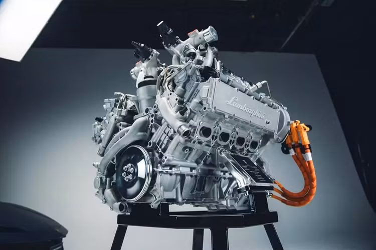 “Chúng tôi vận hành động cơ đốt trong của mình ở mức 200PS (197 mã lực) trên một lít”, Mohr nói về cấu hình ra mắt Temerario. “[Nhưng] chúng tôi có thể chạy ở mức, chẳng hạn, 220PS (217 mã lực) trên một lít.”