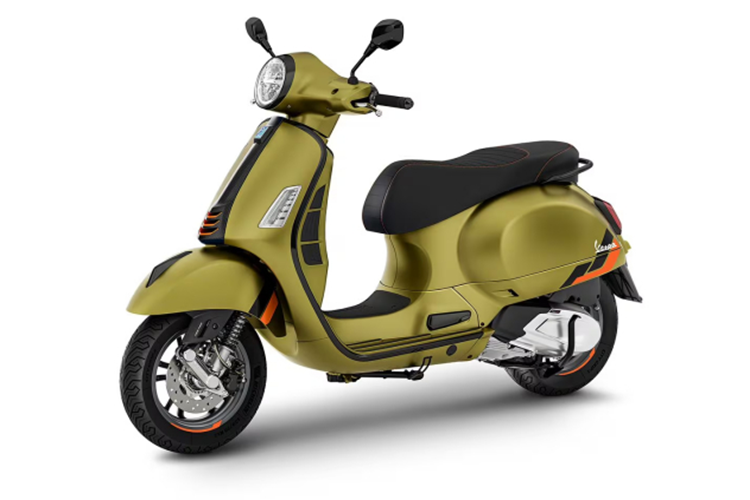 Vespa GTS 310 2025 có 3 phiên bản riêng. GTS cổ điển có các tông màu Beige Avvolgente, Nero Convinto và Verde Amabile, kết hợp với lớp mạ crôm thời trang, ôm sát thân xe cùng huy hiệu “cà vạt” đặc trưng, lò xo phuộc trước, viền đèn pha, miệng ống xả.