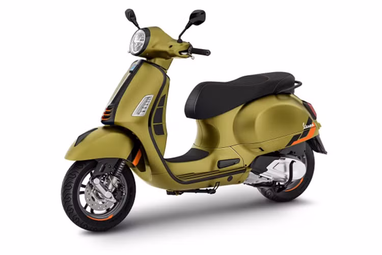 Vespa GTS 310 2025 có 3 phiên bản riêng. GTS cổ điển có các tông màu Beige Avvolgente, Nero Convinto và Verde Amabile, kết hợp với lớp mạ crôm thời trang, ôm sát thân xe cùng huy hiệu “cà vạt” đặc trưng, lò xo phuộc trước, viền đèn pha, miệng ống xả.