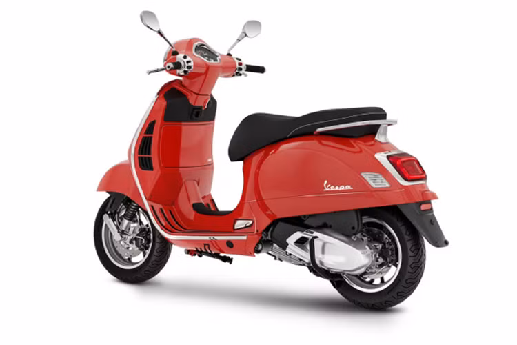 GTS 2025 cổ điển có yên xe màu xám cùng các đường khâu chạy dọc trên yên cùng tông màu. Tay dắt, chỗ gác chân sau và mâm đều được sơn tông màu xám. Vespa GTS 310 2025 phiên bản Super tăng cường chất thể thao, nhằm kế thừa di sản của các mẫu xe thể thao huyền thoại – Vespa GS 150 ra đời năm 1955.