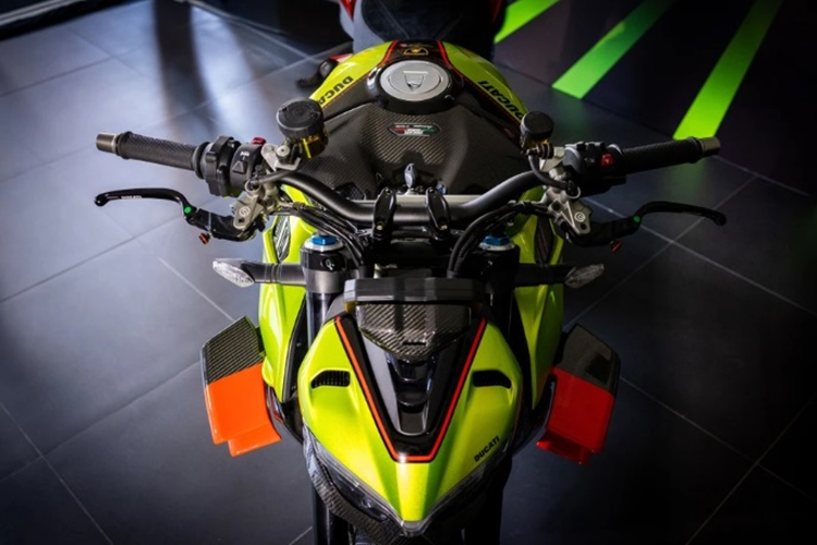 Siêu nakedbike Ducati Streetfighter V4 Lamborghini chỉ được sản xuất giới hạn đúng 693 chiếc trên toàn cầu. Trong đó, có 630 chiếc tiêu chuẩn và 63 chiếc Speciale Clienti dành riêng cho chủ sở hữu Lamborghini và chỉ có 2 chiếc được đưa vào thị trường Malaysia.