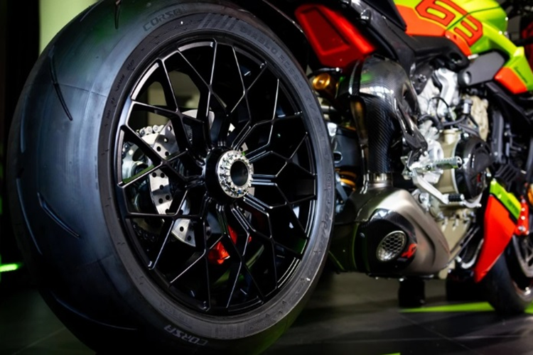 Siêu môtô Streetfighter V4 Lamborghini được khoác lên mình “bộ cánh” màu xanh Verde Citrea và cam Arancio Dac. Nhiều chi tiết trên xe đều được làm bằng sợi carbon và lấy cảm hứng từ mẫu Lamborghini Huracan STO.