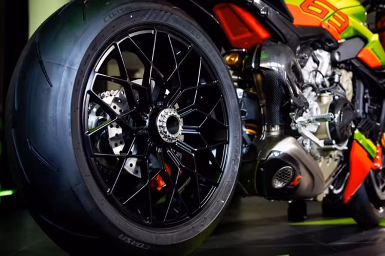 Siêu môtô Streetfighter V4 Lamborghini được khoác lên mình “bộ cánh” màu xanh Verde Citrea và cam Arancio Dac. Nhiều chi tiết trên xe đều được làm bằng sợi carbon và lấy cảm hứng từ mẫu Lamborghini Huracan STO.