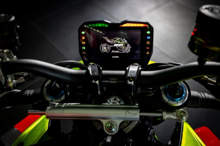 Hiện tại, 1 trong 2 chiếc Ducati Streetfighter V4 Lamborghini tại Malaysia đã tìm được chủ nhân. Giá xe Ducati Streetfighter V4 Lamborghini được cho là lên đến 460.900 RM (khoảng 2,39 tỷ đồng).