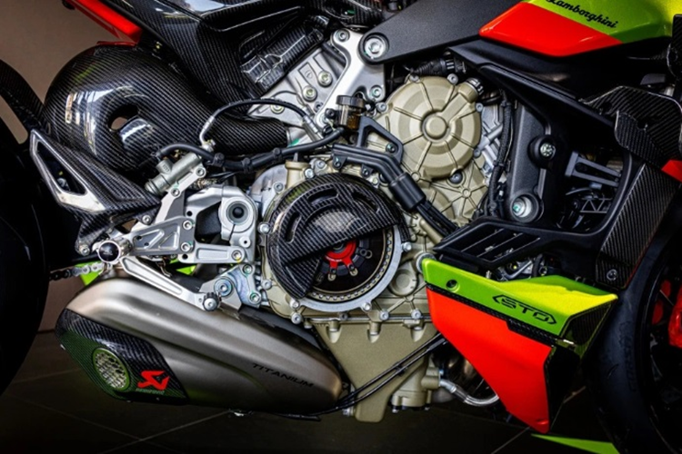 Xe có bảng đồng hồ TFT kích thước 5 inch được thiết kế lại giao diện và đồ hoạ thể hiện logo của 2 thương hiệu Ducati và Lamborghini.