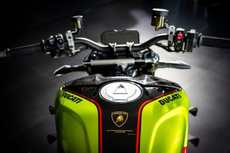 Ở phiên bản đặc biệt này, xe được trang bị hệ thống treo Ohlins Smart EC 2.0 nhằm kìm hãm sức mạnh của chiếc xe và kẹp phanh BremboStylema, đĩa phanh đường kính 330 mm giúp tăng lực ép xuống mặt đường.