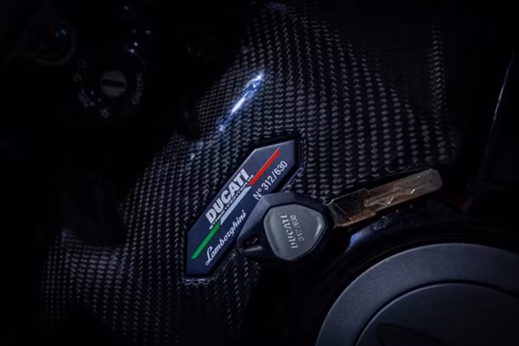 Điểm nổi bật của chiếc siêu mô tô này là bộ mâm đúc đa chấu kích thước 17 inch cùng khóa cố định bằng titanium giống như Huracan STO. Tất cả bộ quây được thiết kế bằng vật liệu carbon tương tự như trên Huracan STO, nâng tổng trọng lượng xe lên 178 kg và tỉ lệ công suất trên trọng lượng 1,17 hp / kg.