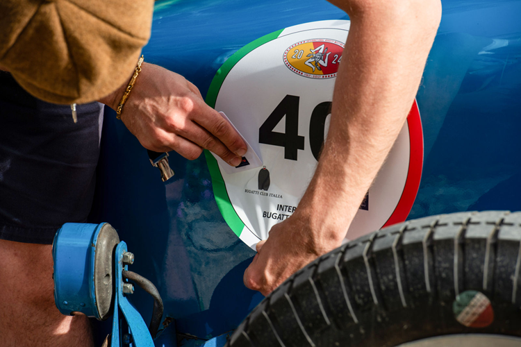 Đi trên những con đường quanh co đến Etna, băng qua những khu rừng hạt dẻ, vườn nho và dòng dung nham, đoàn xe Bugatti cổ điển đã dừng lại để nghỉ giải lao tại một nhà hàng truyền thống nép mình trên sườn núi Etna và thưởng thức các món ngon địa phương.