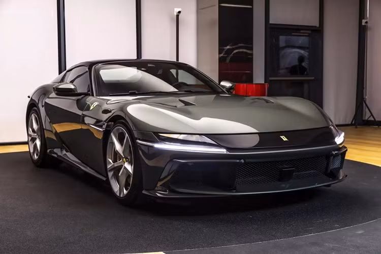 Dưới nắp capô của xe Ferrari 12Cilindri sẽ không có thêm máy điện nào, mà chỉ sử dụng duy nhất một động cơ xăng V12, dung tích 6.5 lít, hút khí tự nhiên, với công suất lên đến 819 mã lực, thú vị là vòng tua máy cao nhất của xe đến 9.500 vòng/phút.