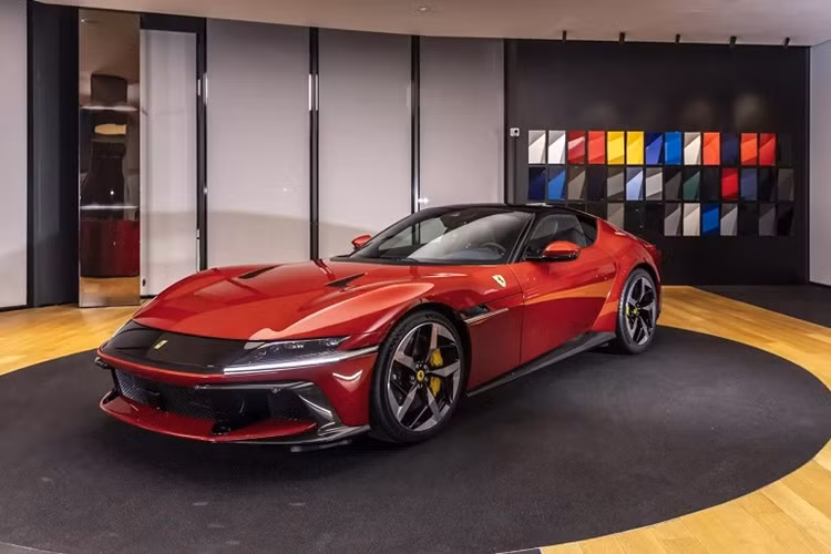 Thiết kế của siêu xe Ferrari 12Cilindri là sự tri ân của Ferrari 365 GTB/4 Daytona với dải màu đen trên mui xe không thể tháo rời hoặc thay đổi bằng màu khác vì ý muốn của nhà thiết kế.