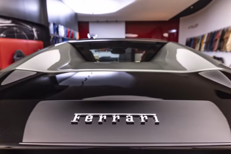 Ferrari cho biết 12Cilindri Coupe sử dụng hộp số ly hợp kép 8 cấp, xe có thể tăng tốc từ vị trí xuất phát lên 100 km/h trong 2,9 giây, 0-200 km/h trong 7,9 giây và đạt tốc độ tối đa 340 km/h.