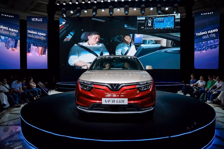 Bat ngo kha nang doi dap cua tro ly ao ViVi tren VinFast VF8 Lux