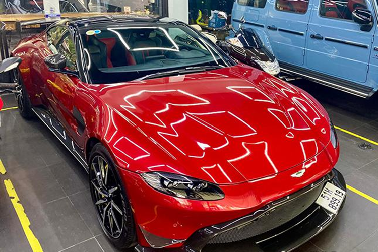 Nội công trên xe Aston Martin V8 Vantage mới được ông Đặng Lê Nguyên Vũ mua lại sẽ kết hợp với hộp số tự động ZF 8 cấp và hệ dẫn động cầu sau, nhờ đó, chiếc xe này có khả năng tăng tốc từ vị trí xuất phát lên 100 km/h chỉ trong thời gian 3,6 giây.