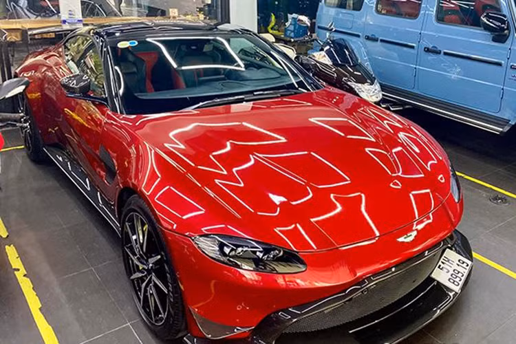 Nội công trên xe Aston Martin V8 Vantage mới được ông Đặng Lê Nguyên Vũ mua lại sẽ kết hợp với hộp số tự động ZF 8 cấp và hệ dẫn động cầu sau, nhờ đó, chiếc xe này có khả năng tăng tốc từ vị trí xuất phát lên 100 km/h chỉ trong thời gian 3,6 giây.