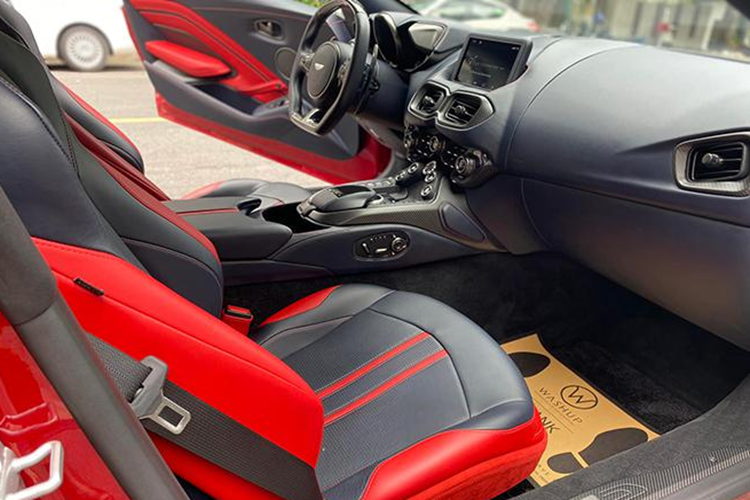 Chỉ biết rằng, chủ nhân đầu tiên của xe là Minh "Nhựa" phải mua chính hãng với mức giá gần 15 tỷ đồng chưa bao gồm chi phí ra biển số và chiếc xe thể thao Anh quốc mang màu đỏ độc nhất Việt Nam còn sở hữu body kit Aston Martin Vantage AMR đình đám.