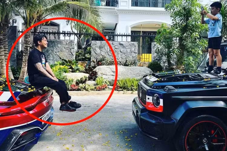 Từ thế hệ đầu tiên đến thế hệ thứ 2, ông Đặng Lê Nguyên Vũ đã săn lùng đầy đủ các dòng xe Aston Martin Vantage khi vừa mới mua về 1 trong 2 xe Aston Martin V8 Vantage bản tiêu chuẩn, nhập khẩu chính hãng.