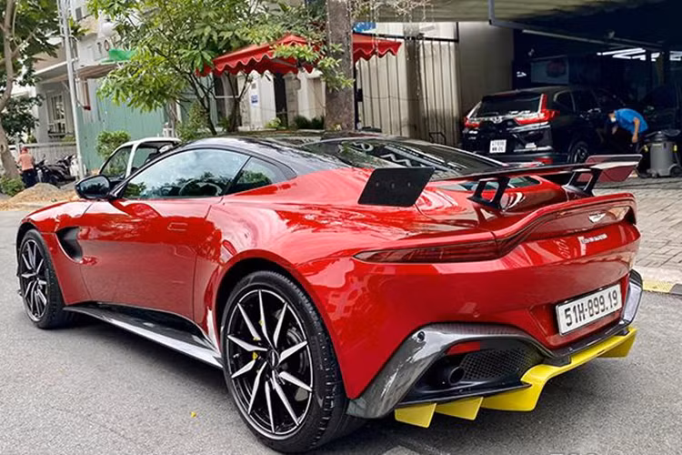 Aston Martin V8 Vantage đạt vận tốc tối đa 314 km/h. Các trang bị tiêu chuẩn trên Aston Martin V8 Vantage bao gồm hệ thống hiển thị áp suất lốp, điều hòa không khí hai vùng độc lập, hỗ trợ đỗ xe với các cảm biến ở xung quanh, ghế chỉnh điện nhớ 3 vị trí...