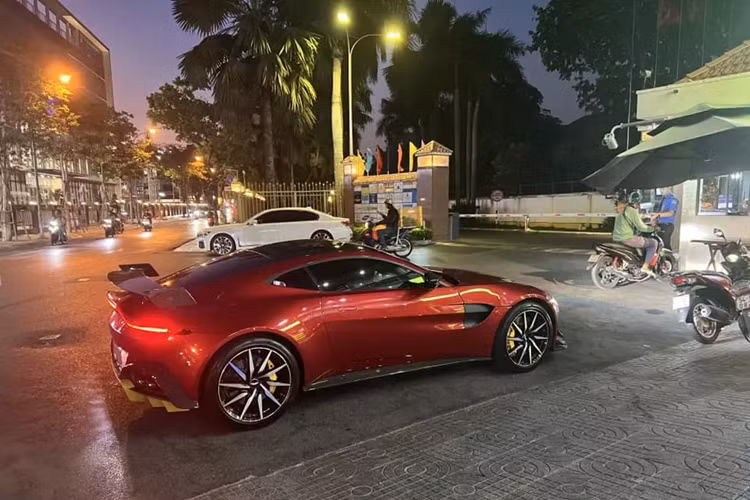 Hiện siêu phẩm cũng đã xuất hiện tại Việt Nam, nhưng chưa về nhà chủ nhân, thay vào đó đã có một chiếc xe Aston Martin V8 Vantage về đội xe nghìn tỷ đồng của ông Đặng Lê Nguyên Vũ.