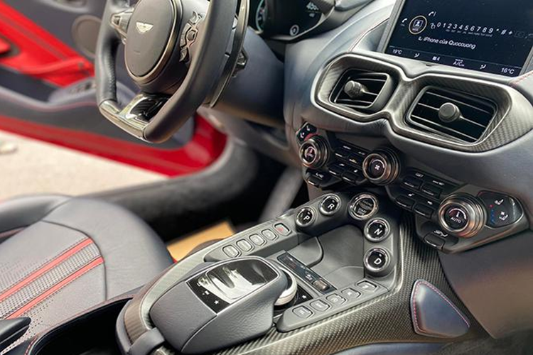 Trải nghiệm chiếc xe thể thao Aston Martin V8 Vantage của Qua Vũ sẽ đến từ việc xe được trang bị động cơ ấn tượng V8, dung tích 4.0 lít, tăng áp kép tạo ra công suất tối đa 510 mã lực tại tua máy 6.000 vòng/phút và mô-men xoắn cực đại 685 Nm tại dải tua máy 2.000 - 5.000 vòng/phút.