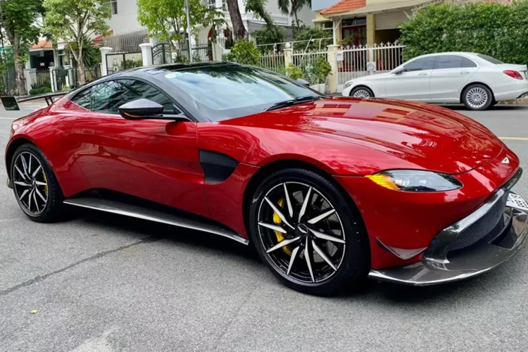 Hình ảnh chụp lại cho thấy, chiếc siêu xe Aston Martin V8 Vantage đã được giao đến trước khu biệt thự ông Vũ sinh sống, sau đó, tài xế của doanh nhân này ra nhận xe, và lái vào bên trong.