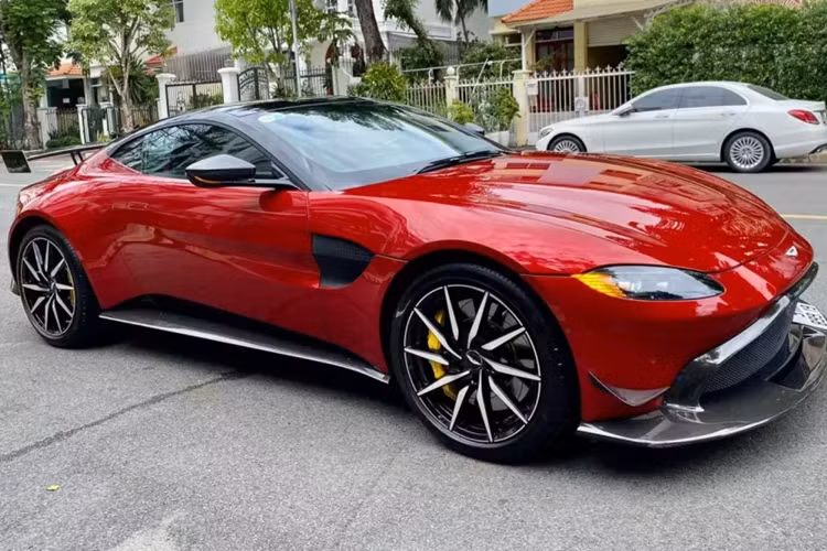 Hình ảnh chụp lại cho thấy, chiếc siêu xe Aston Martin V8 Vantage đã được giao đến trước khu biệt thự ông Vũ sinh sống, sau đó, tài xế của doanh nhân này ra nhận xe, và lái vào bên trong.