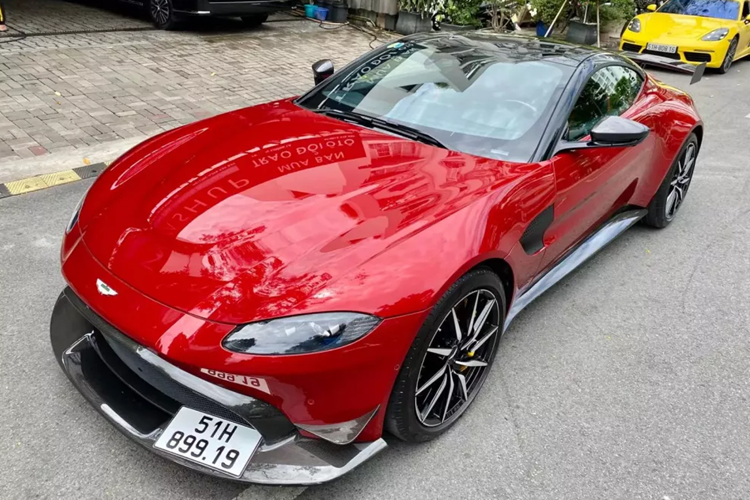 Bộ sưu tập siêu xe, xe thể thao và SUV hạng sang mang thương hiệu Aston Martin của Đặng Lê Nguyên Vũ, đã ước tính có trên 12 chiếc, trong số này, Chủ tịch Trung Nguyên chỉ còn đang chờ bàn giao bom tấn Valhalla, để làm nhạc trưởng cho dàn xe "điệp viên" đến từ Anh quốc này.